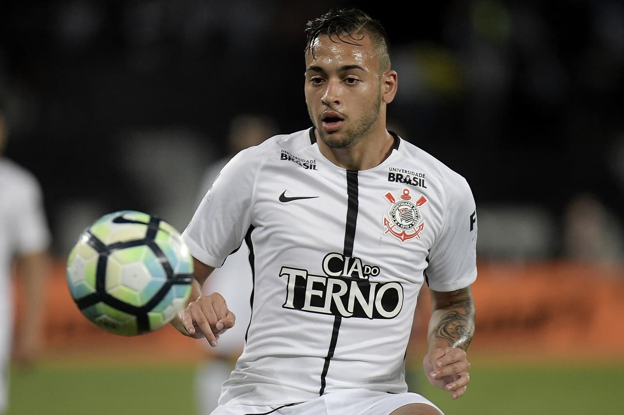 El joven brasilero Maycon, al servicio del Corinthians, podría dar el salto a Europa ante una oferta den Napoli por él de 9 millones de euros.