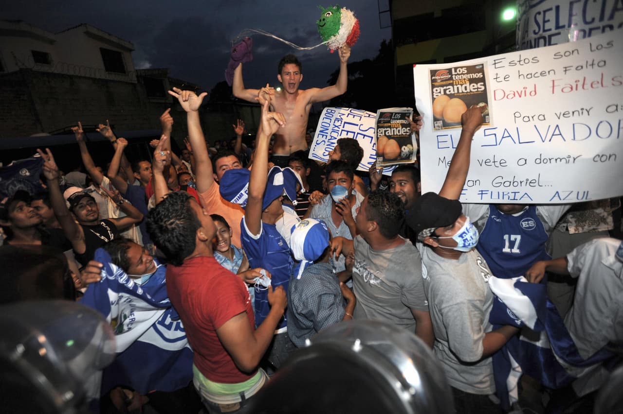 Desde el arribo de México a El Salvador, decenas de seguidores intentaron intimidar al equipo. En las calles y en el hotel donde se hospedó el Tri se sentía la presión de los aficionados.