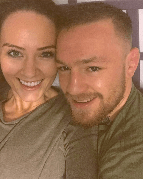 El irlandés junto a su esposa luce muy diferente al hombre controversial cuyas palabras son bombas en las previas de sus peleas.