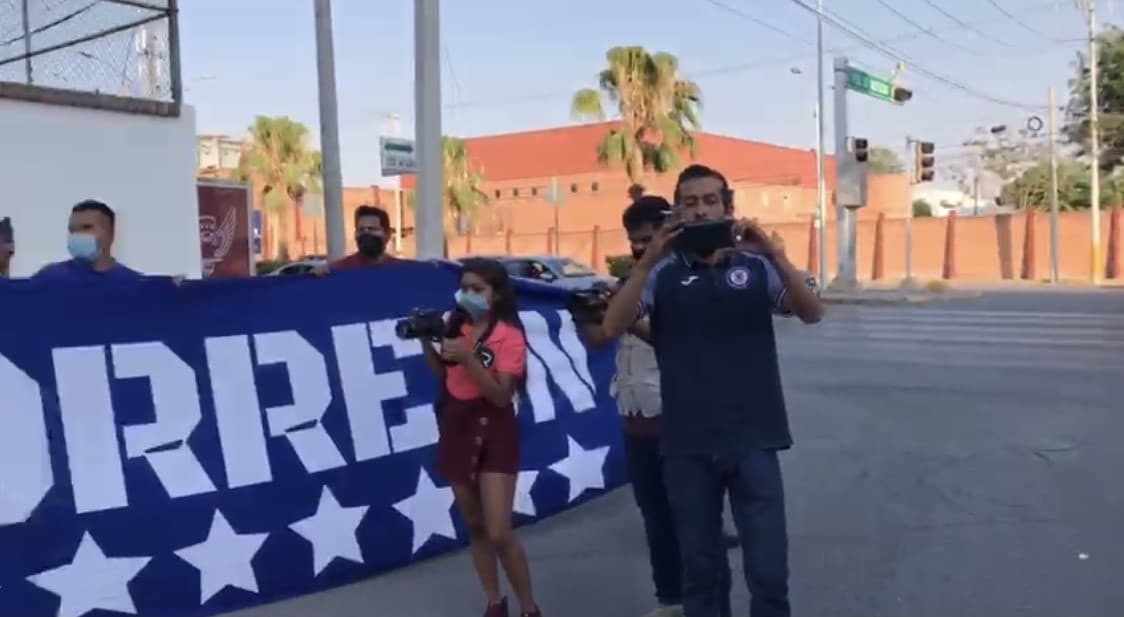 Cruz Azul llega a Torreón para disputar la final de ida del futbol mexicano y sus aficionados salen de sus casas para darles una cálida bienvenida.