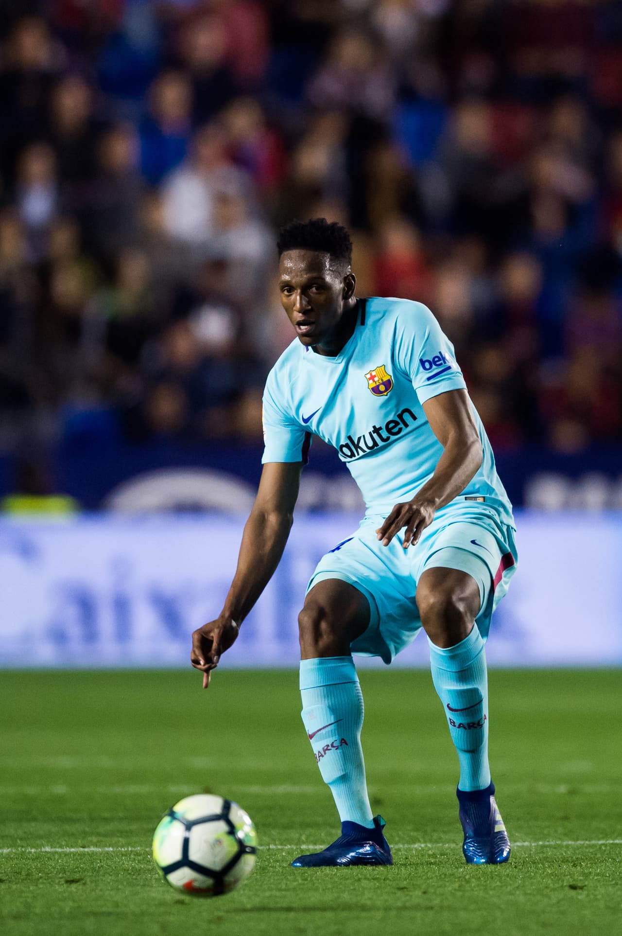Para muchos, la negociación podría incluir la cesión del colombiano Yerry Mina. En el Barcelona no tiene lugar y lo quieren curtir con experiencia.