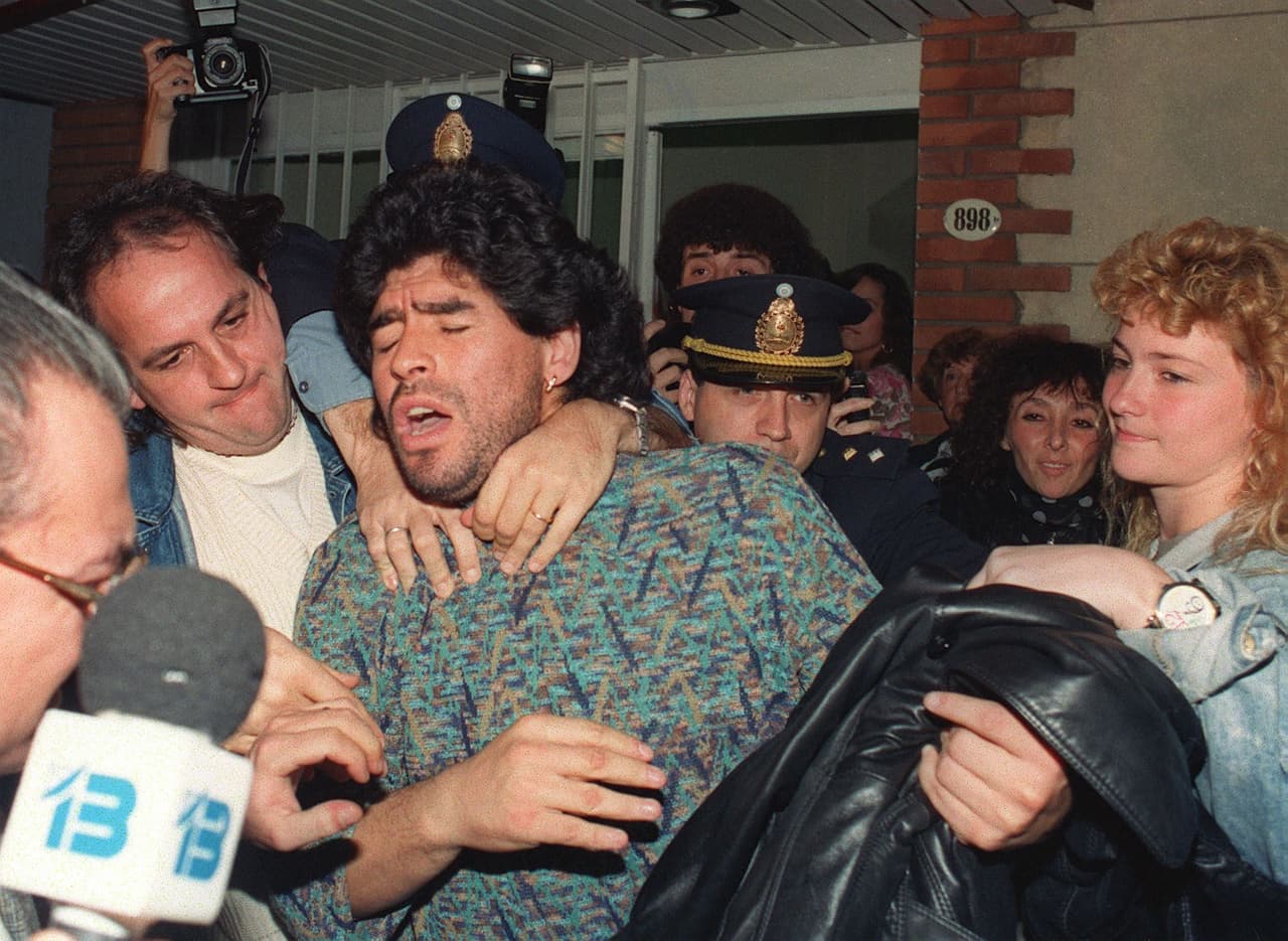 El argentino Diego Armando Maradona fue arrestado en Italia por posesión de drogas en 1991. El hecho lo llevó a ser sancionado en el fútbol italiano y a su final en el paso por Napoli. En 1994, disparó un fusil de aire comprimido contra unos periodistas y por ello fue condenado a dos años de cárcel con libertad condicional.