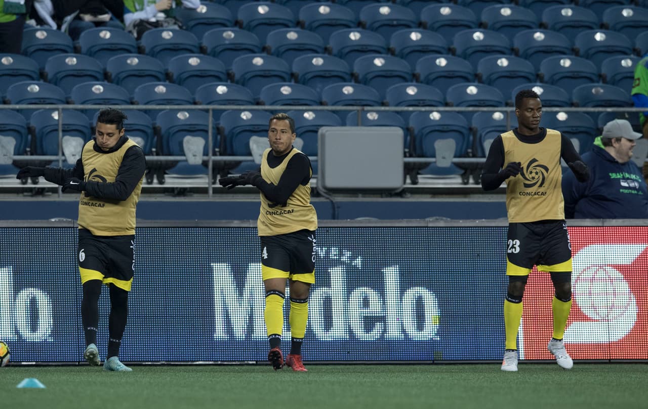 Almeida tiene como respaldo en la defensa al colombiano Eliécer Quiñónez (der.) y a los salvadoreños Bryan Tamaca y Juan Barahona.