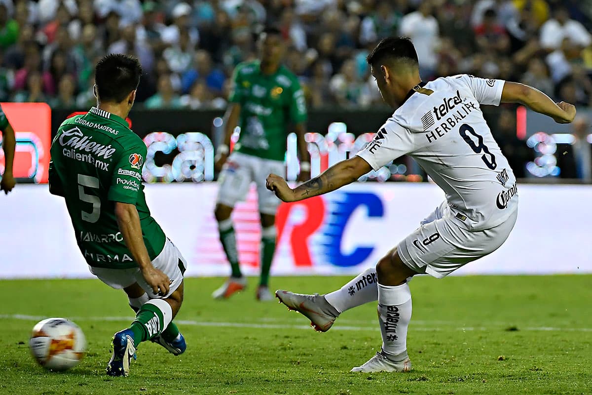 El delantero chileno Felipe Mora (derecha) anotó el gol del empate parcial al minuto 44'.