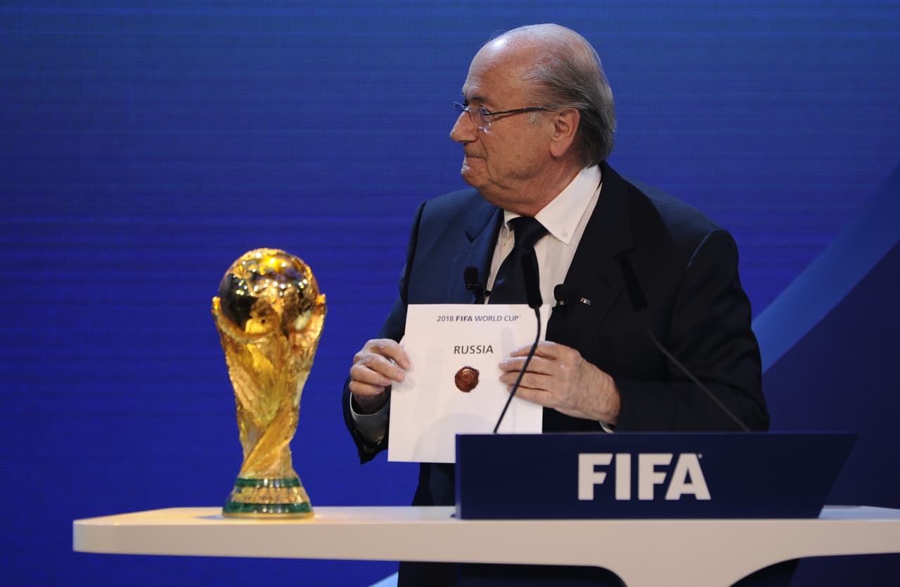 De los últimos escándalos de Blatter relacionados a las Copas del Mundo, están las designaciones de Rusia y Catar para los Mundiales del 2018 y 2022 respectivamente.