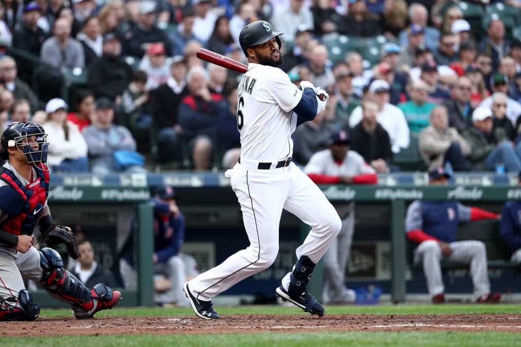 Domingo Santana fue el catalizador de la noche para los Seattle Mariners. Aquí conectando un doblete de dos carreras en el segundo inning y en total empujó cuatro anotaciones para ayudar a su equipo a lograr su tercer triunfo de la campaña. Recordando que abrieron ante Oakland en Tokio hace días.