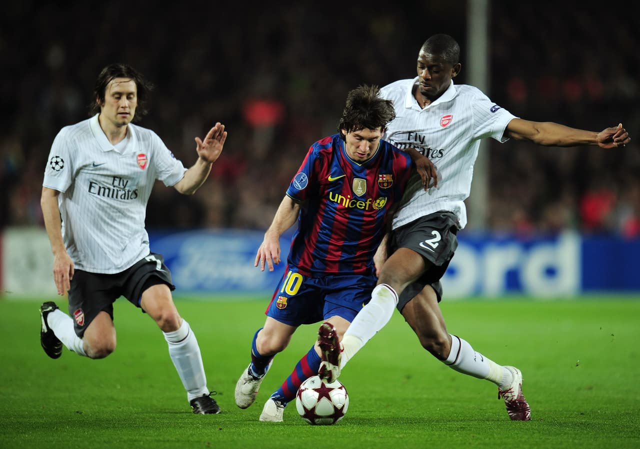 Mientras los dirigidos por Arsenè Wegner saltaron al campo con Almunia en el arco; Bacary Sagna, Thomas Vermaelen, Mikael Silvestre y Gael Clichy; en mediocampo aparecieron Abou Diabi, Denilson y Samir Nasri; por último, en ataque Theo Walcott, Nicklas Bendtner y Tomas Rosicky.