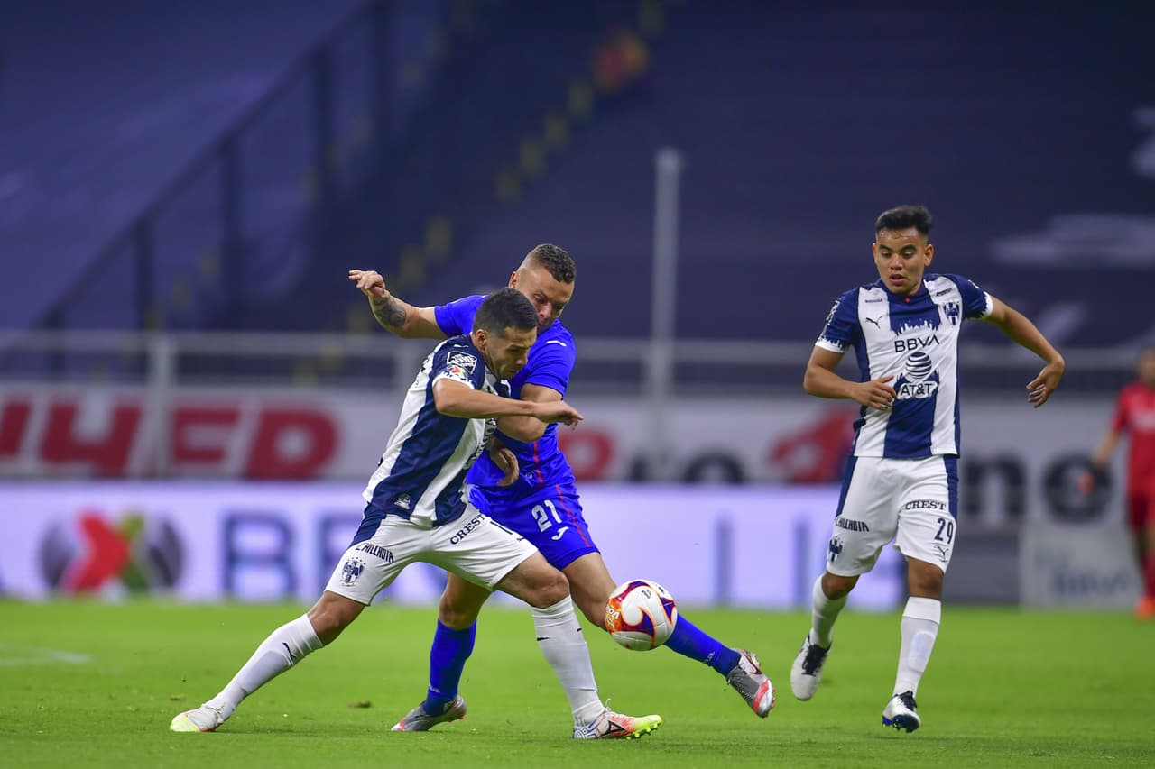 Con solitario gol de Roberto Alvarado (42'), Cruz Azul vence 1-0 a Monterrey y alargan su racha de victorias a nueve. Cruz Azul se queda como líder solitario del torneo y los Rayados bajan a cuarto lugar y podrían caer al quinto si es queToluca vence al Pachuca.