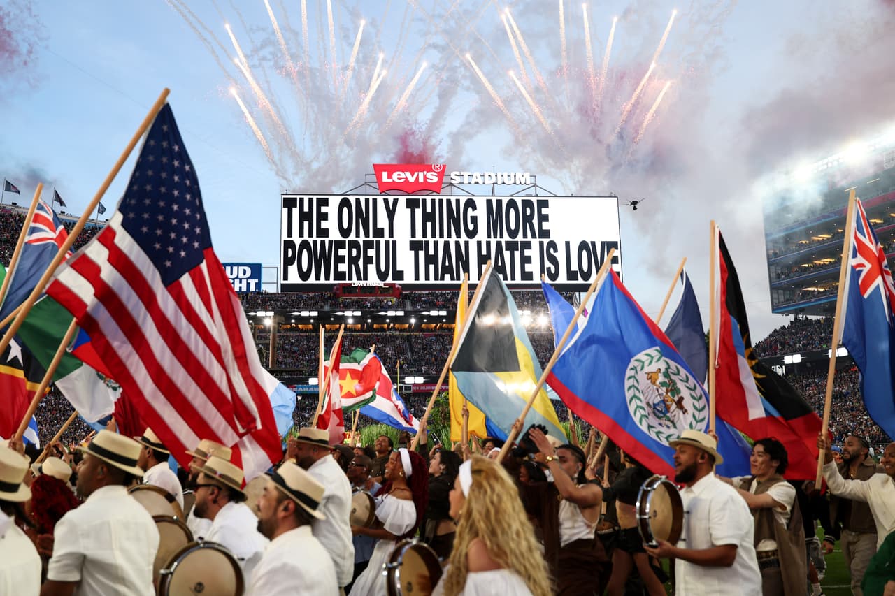 ¡Locura latina! Las mejores imágenes de Bad Bunny en Super Bowl LX