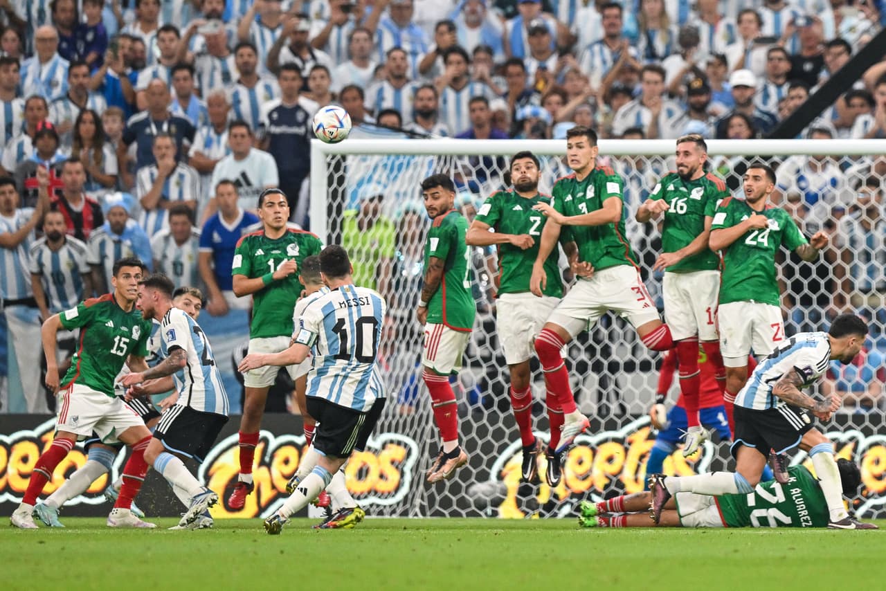 La Selección de Argentina sacó los tres puntos tres vencer a México por dos goles contra cero con las anotaciones de Messi y Fernández en el segundo tiempo con lo que se coloca en el segundo lugar del Grupo C y México cae al sótano.