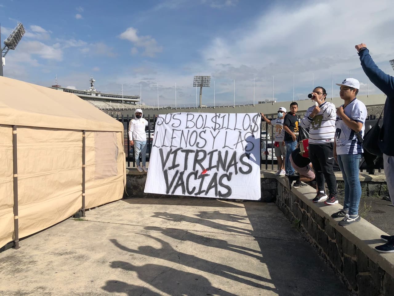 Aficionados del equipo universitario se reunieron afuera del estadio para manifestarse en contra de la directiva de los Pumas y exigirle al equipo mejores resultados, pues ya suman tres derrotas y dos empates en los cinco encuentros que han tenido a lo largo del Apertura 2021.