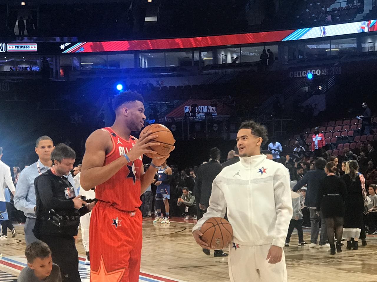 Así se vive la pasión del NBA All-Star Game muy colorido y con gente emocionada para disfrutar de este encuentro.