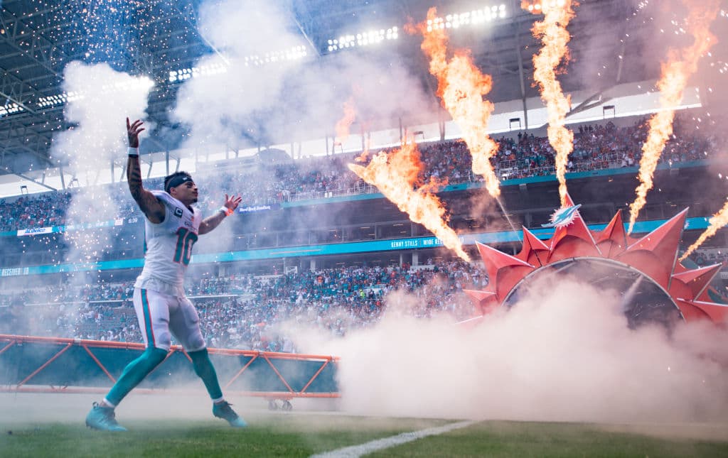El ahora llamado Hard Rock Cafe Stadium le dio la bienvenida a un nuevo año de NFL con el partido entre sus Miami Dolphins y los Tennessee Titans, uno que entra a los libros de la historia.