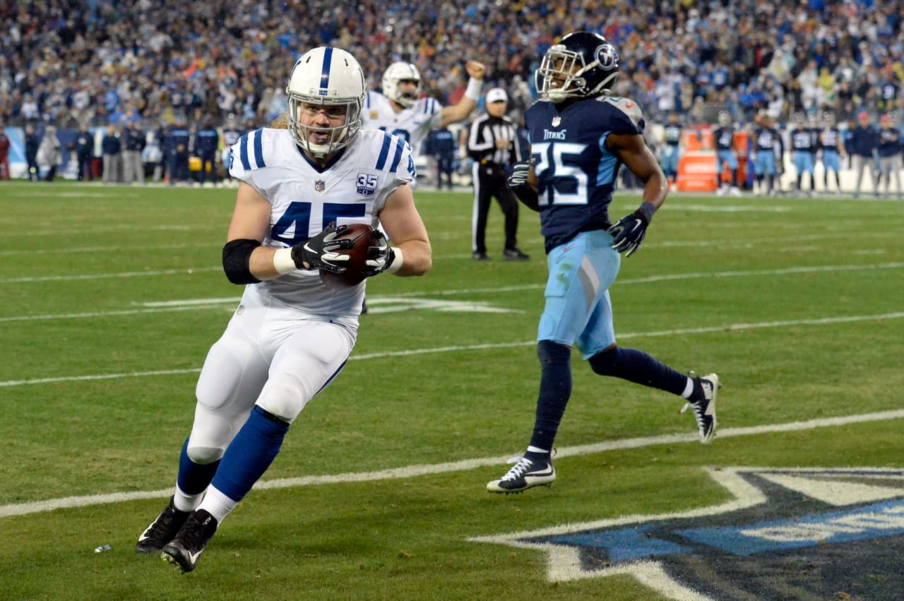 Ya en el tercer cuarto, Ryan Hewitt recibió un pase de una yarda para anotar el tercer touchdown de la noche para los Colts (24-10).