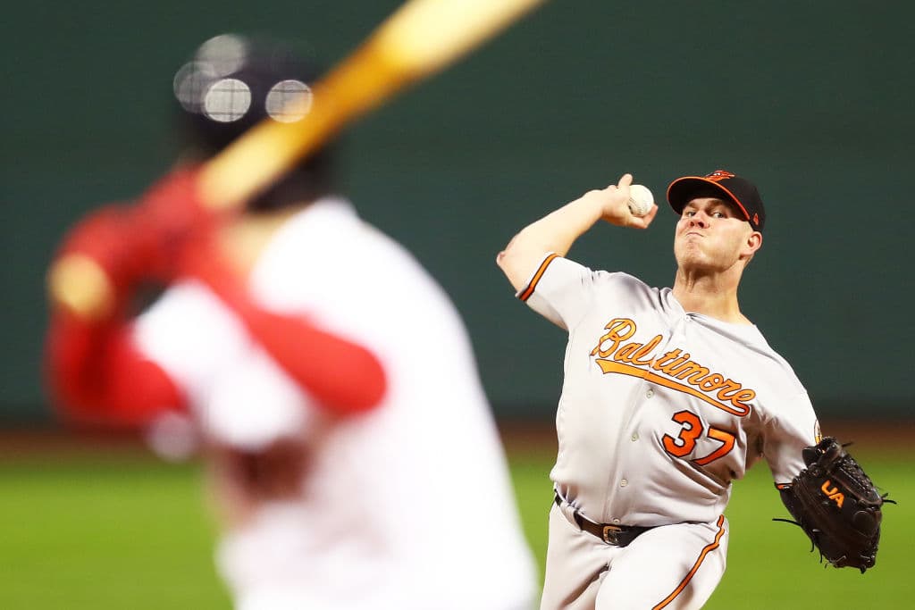 Por los alicaídos Orioles abrió Dylan Bundy (8-16), quien sólo transitó 3.0 entradas tras tolerar cuatro anotaciones, dio tres pasaportes y cinco ponches. Sufrió el revés.