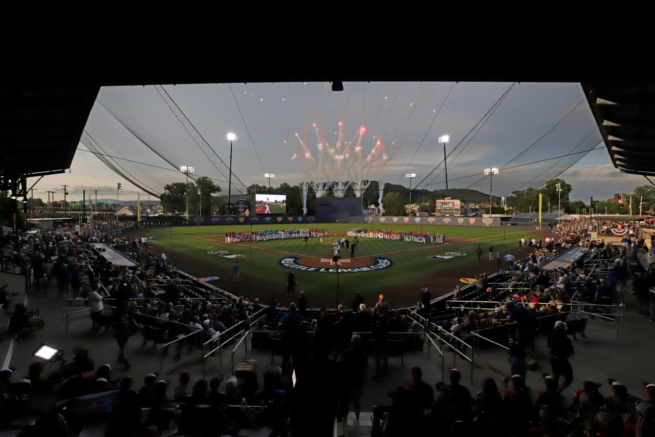La pirotecnia apareció sobre Bowman Stadium mientras los 16 equipos de las diferentes ligas regionales del mundo estaban en el terreno de juego, previo al inicio del Little League Classic entre los Cubs y los Pirates.