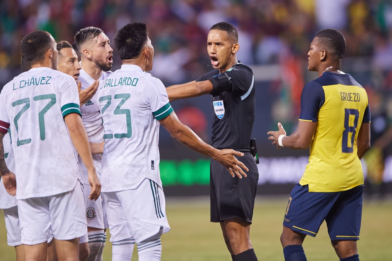 El silbante tuvo serios problemas para controlar el encuentro.