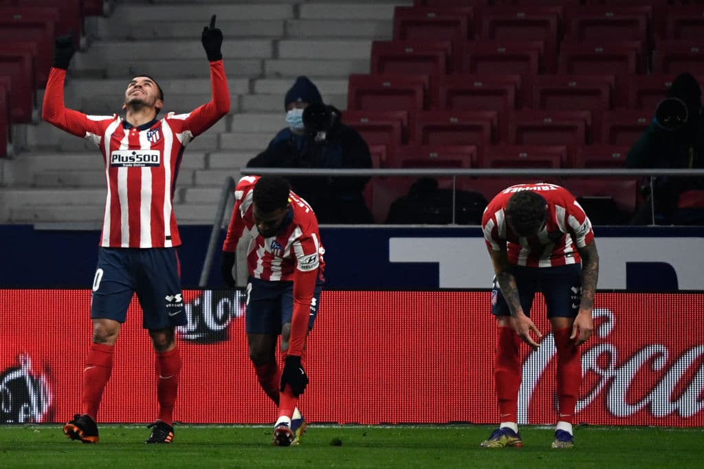 Ángel Correa (17’) y Saúl Ñíguez (76’) marcaron los goles de los colchoneros en el Metropolitano. Atlético de Madrid llegó a 41 unidades; los merengues los persiguen con 37 puntos. El siguiente duelo de los del ‘Cholo’ en La Liga será visitando al Eibar.