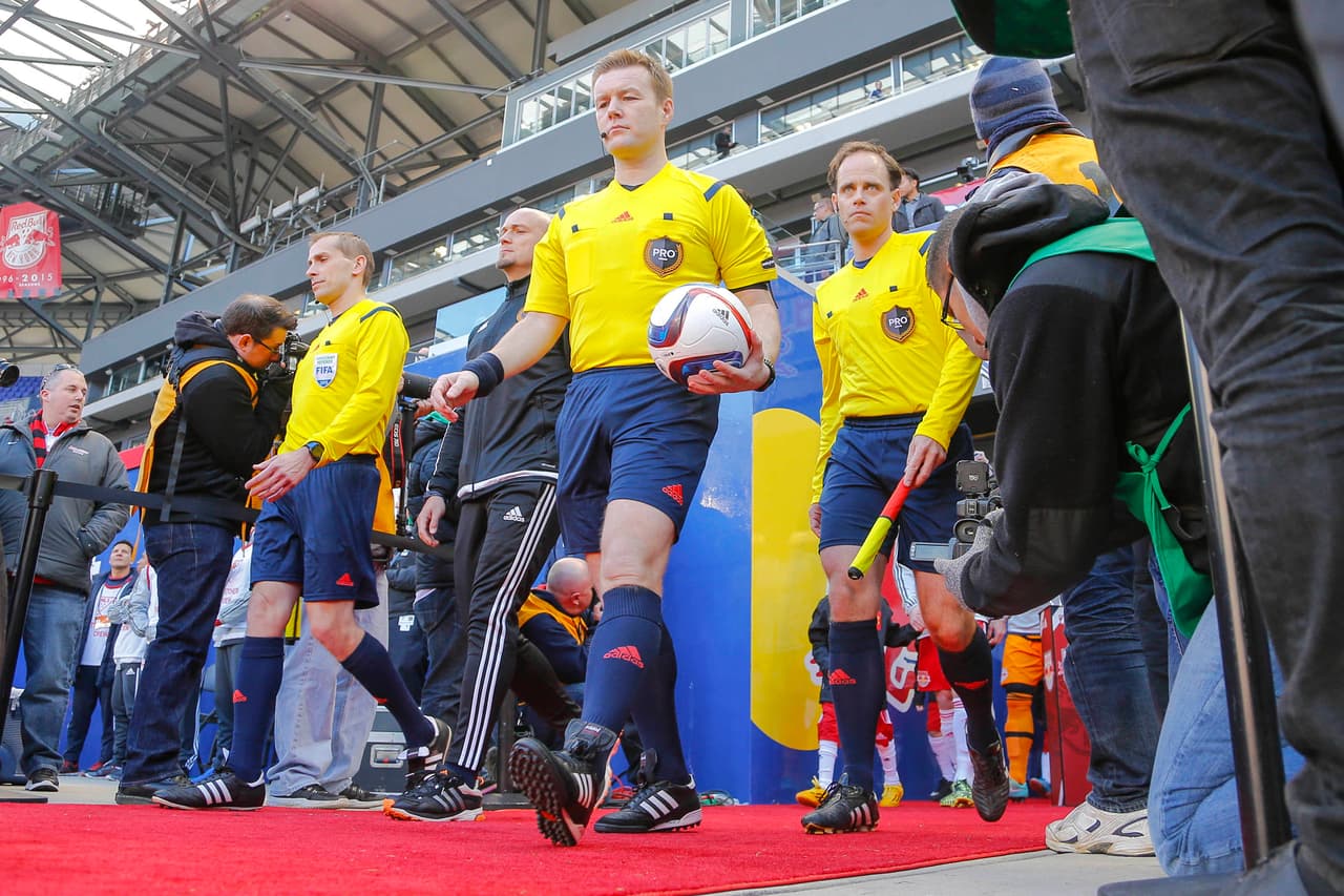 Terna arbitral ingresa al Red Bull Arena para un partido de la MLS