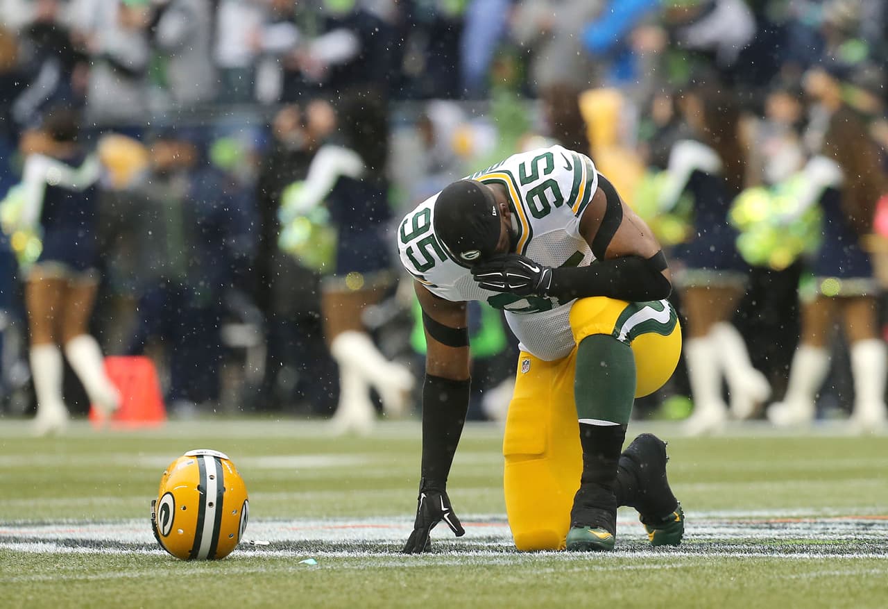 El cazador de cabezas de los Packers Datone Jones fue suspendido por un juego