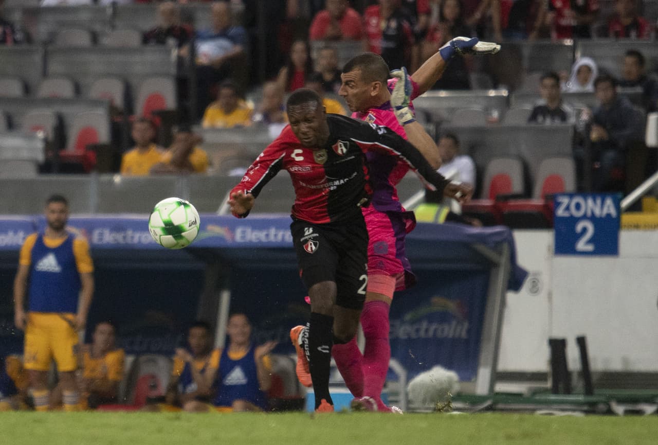 Atlas hizo valer su condición de local en el Estadio Jalisco y lleva ventaja para la vuelta de la Semifinal ante Tigres en el Universitario.