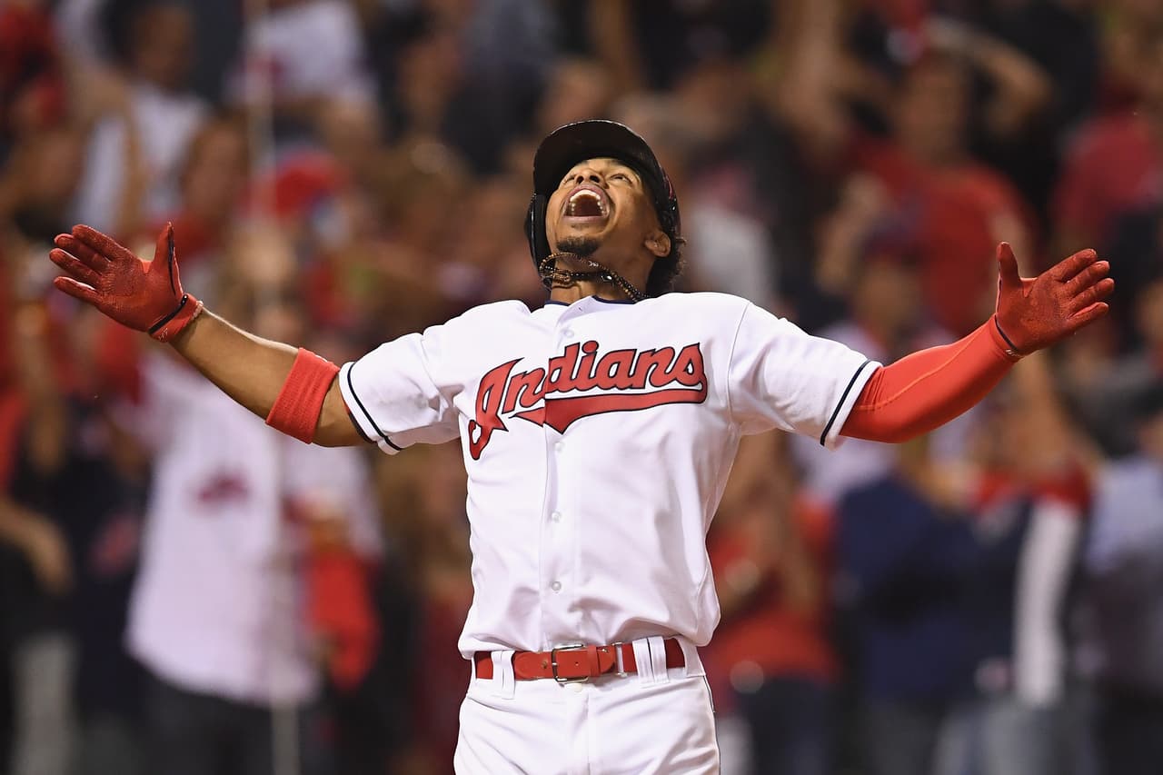 Francisco Lindor celebra su jonrón contra los Red Sox en el primer juego de la División de la serie de la Liga Americana.