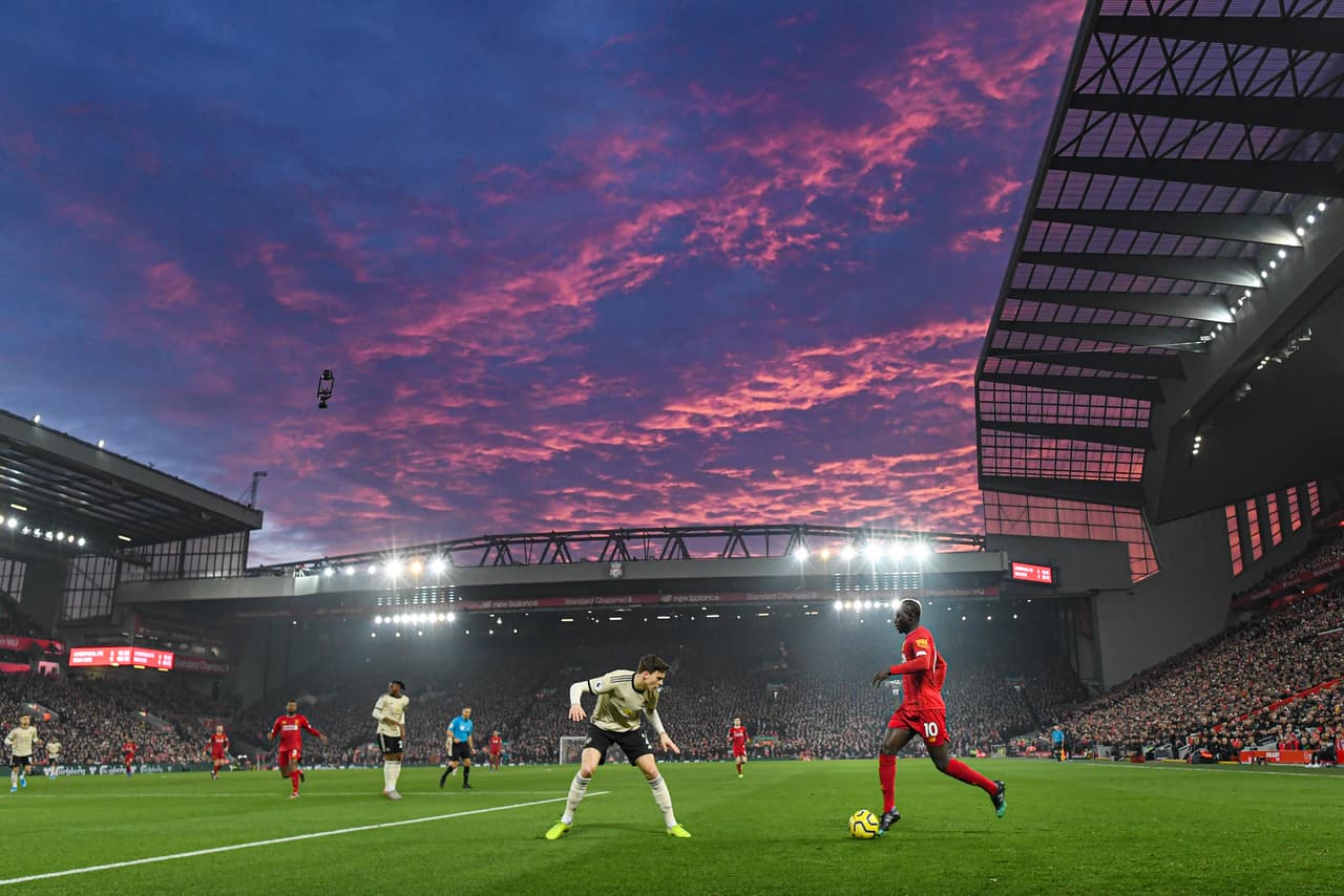 Saido Mane adornando la puesta de sol en el Anfield.