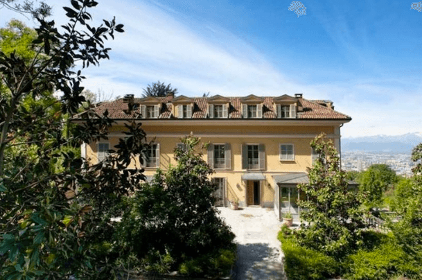 La casa está ubicada en la colina turinesa, en los alrededores de la ciudad que lo acogería.
