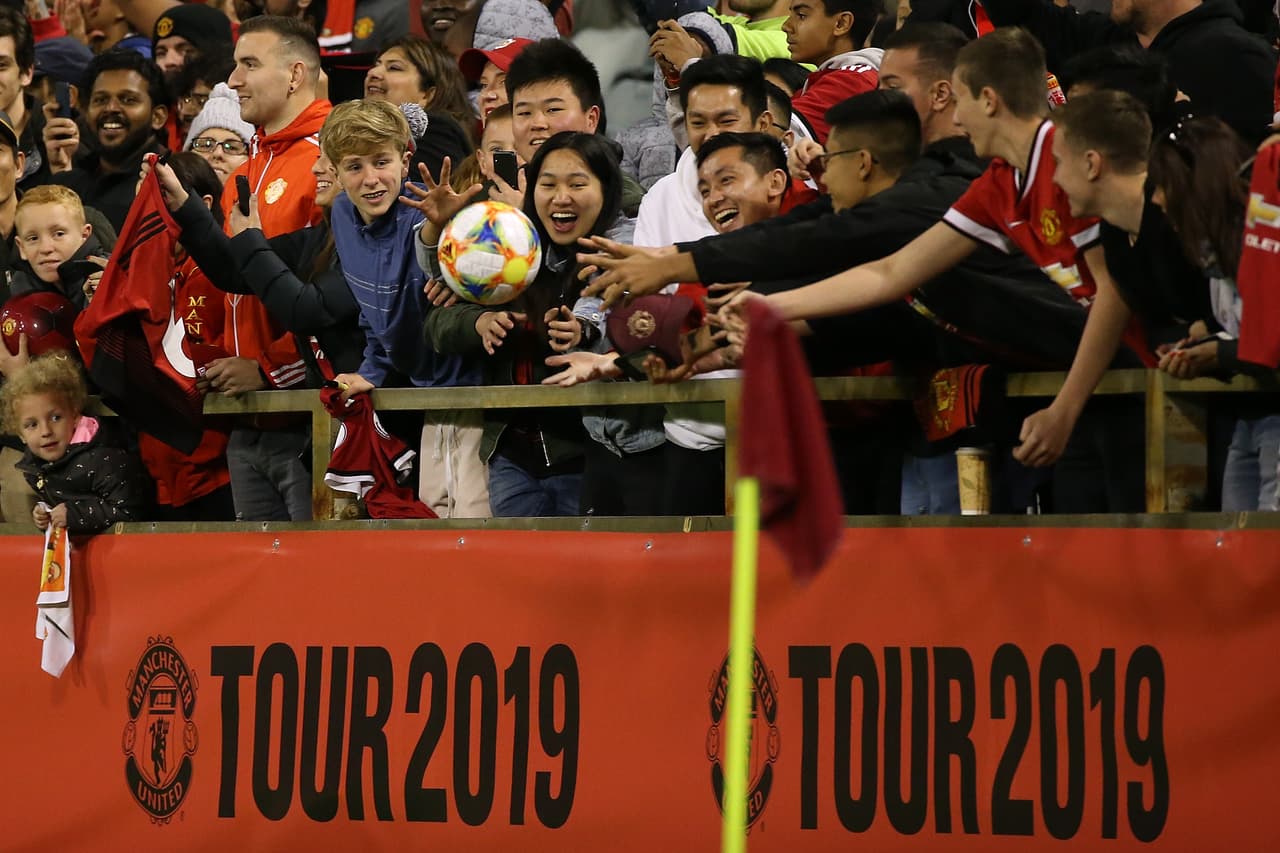 Manchester United entrenó este jueves a puertas abiertas en Perth, Australia, para tener contacto con los cientos de aficionados que llegaron hasta el WACA Ground. Paul Pogba, aún sin definir su futuro, fue uno de los más aclamados tomándose fotos y firmando autógrafos a quienes se lo pidieron. Los Diablos Rojos enfrentarán al Perth Glory y al Leeds United en esta gira por suelo australiano.