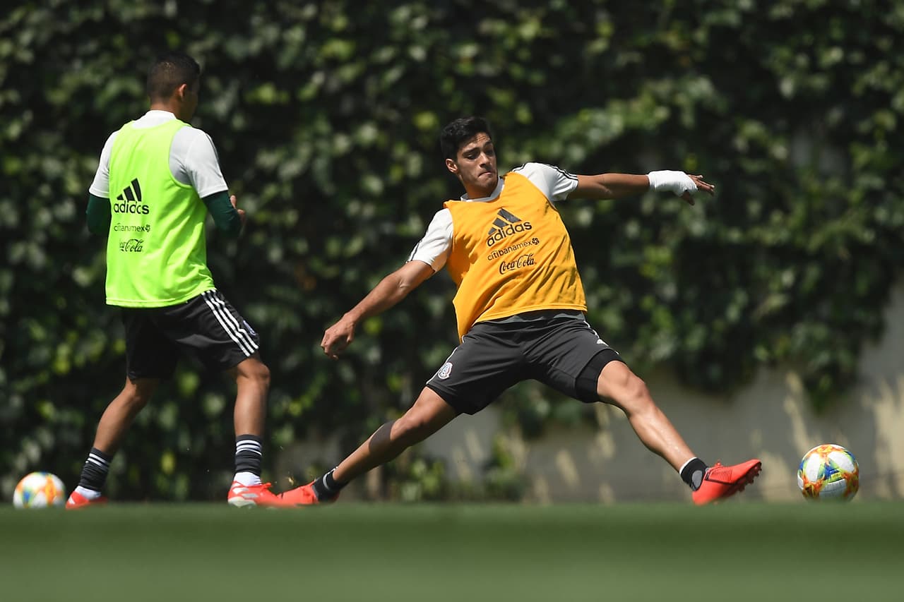 La Selección Mexicana de fútbol continuó con su preparación de cara a su primer duelo de la Copa Oro de la Concacaf que se realizará el próximo 15 de junio en el Rose Bowl de Pasadena, California, ante la Selección de Cuba en el debut de Gerardo 'tTata' Martino en una competencia internacional oficial al mando del Tricolor. Así se prepararon hoy los seleccionados.