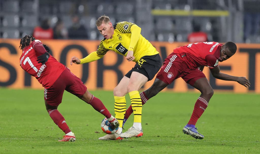 Con doblete de Robert Lewandowski, Bayern se impone 2-3 al Borussia Dortmund de Erling Braut Haaland.