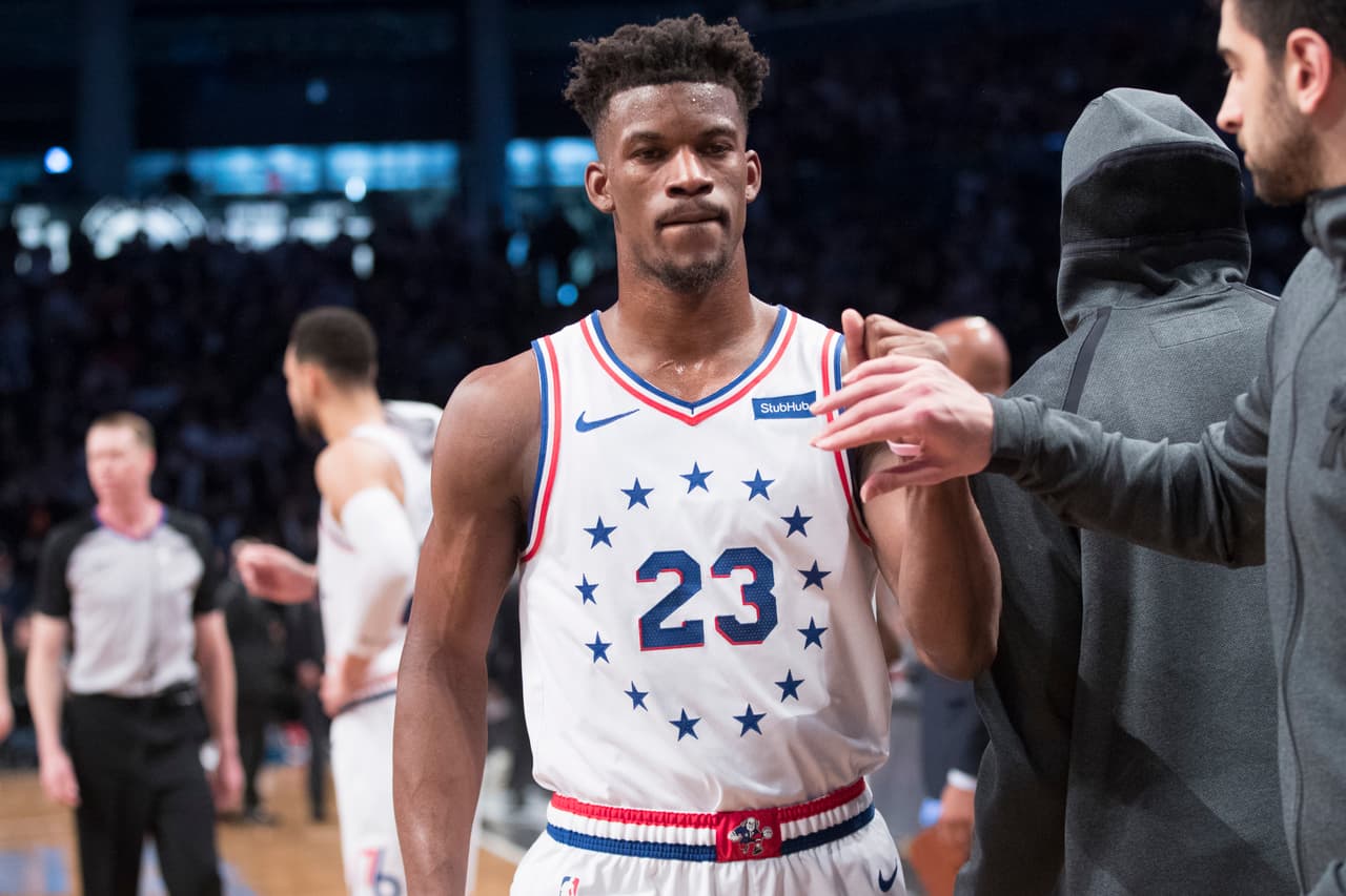 El jugador de los Philadelphia 76ers Jimmy Butler también fue expulsado y se llevó los abucheos de la afición en New Jersey.