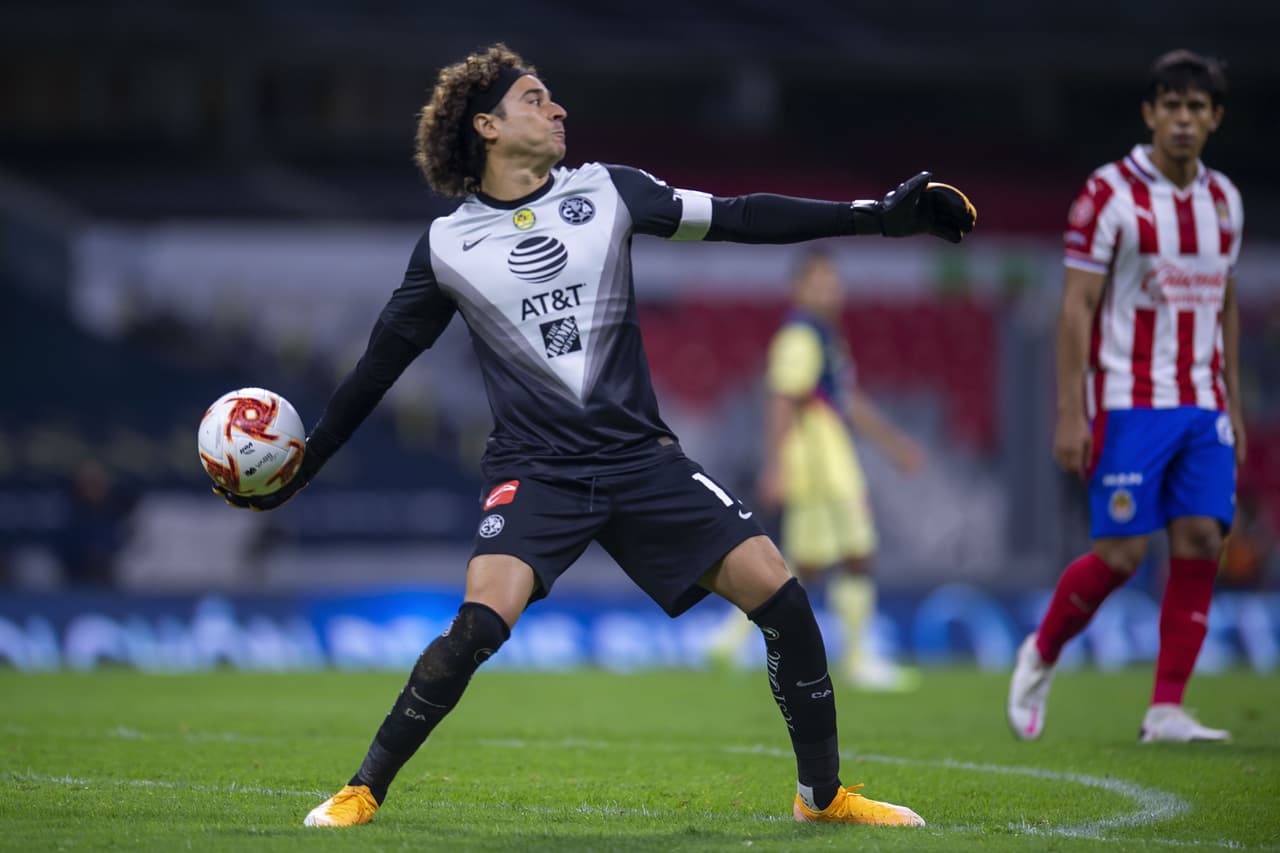 Ochoa se convertía en ‘figura’ hacia el final del primer tiempo; Chivas estaba cerca de empatar.