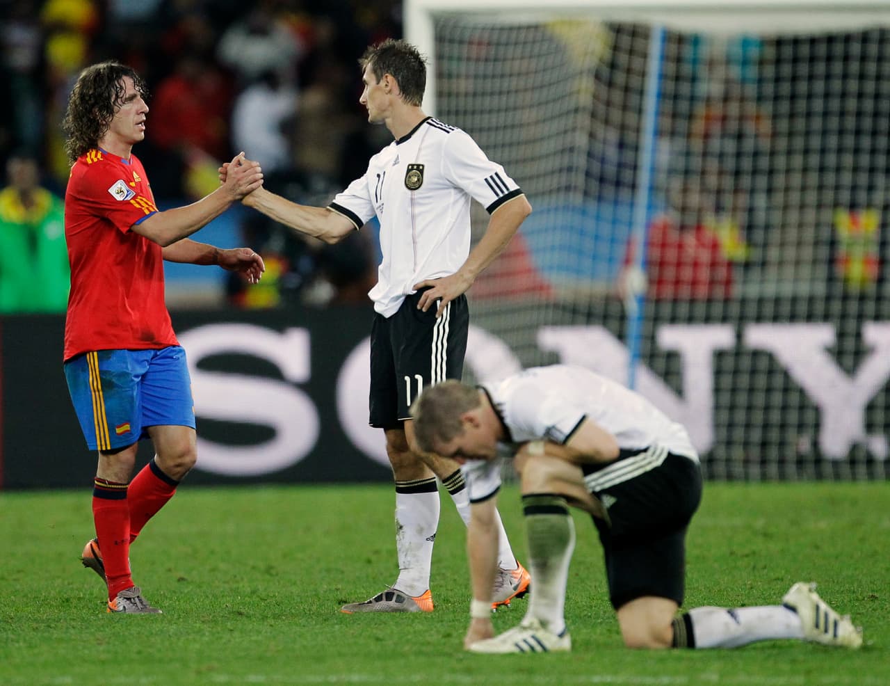 La semifinal tuvo otro nuevo golpe tras el triunfo de España 1-0 con gol de Carles Puyol. La tercera semifinal de los teutones les dio un nuevo aprendizaje tras caer de nuevo contra el que fue el campeón del mundo de esa edición en 2010.