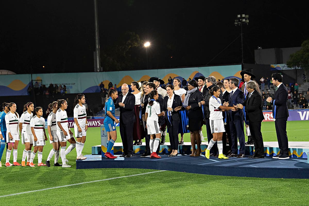 Directivos del fútbol internacional estuvieron presentes, premiando a las jugadoras mexicanas con su respectiva medalla de plata.