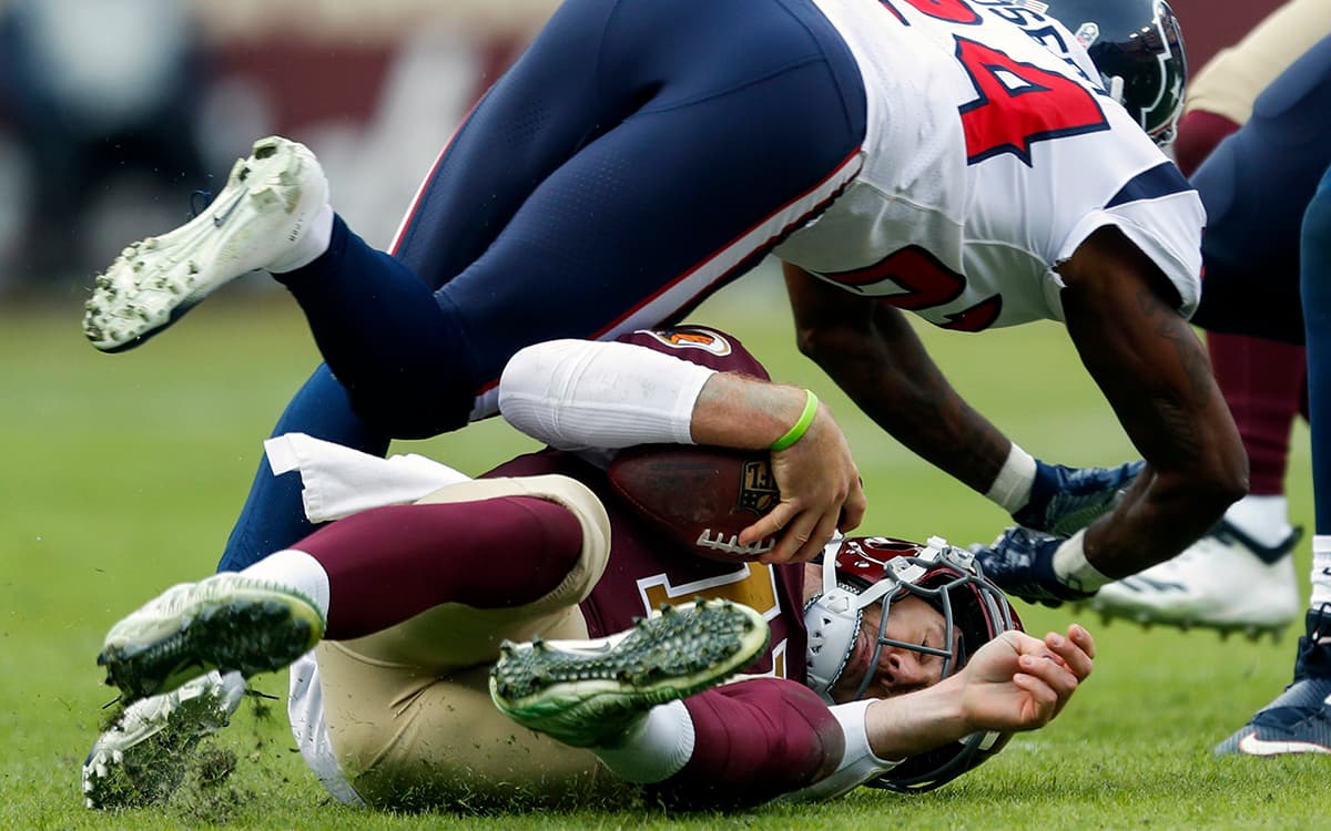 Una aparatosa lesión en su pierna derecha sufrió este domingo el quarterback de los Washington Redskins, Alex Smith.