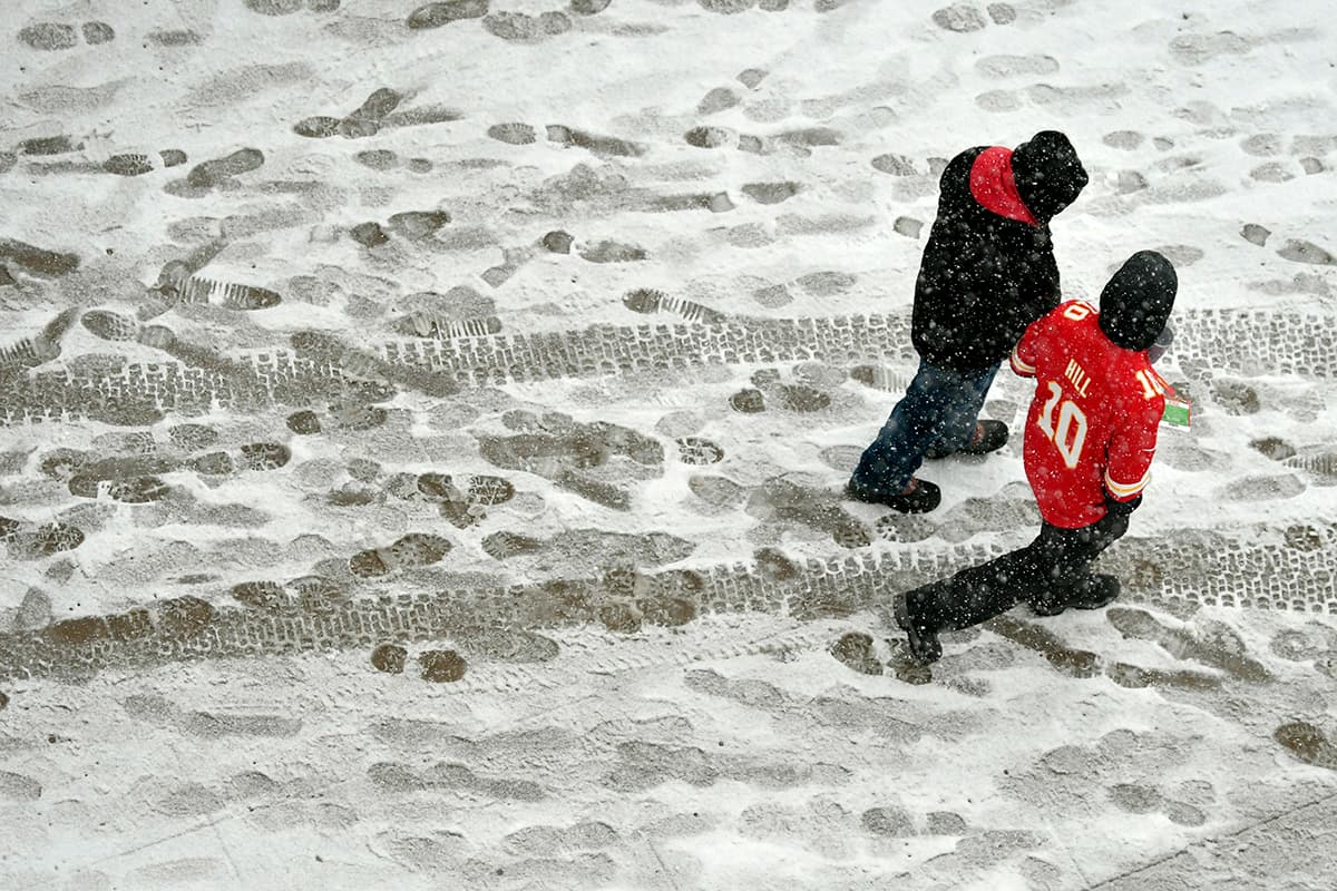 Una guesa capa de nieve en el parqueadero de Arrowhead Stadium.