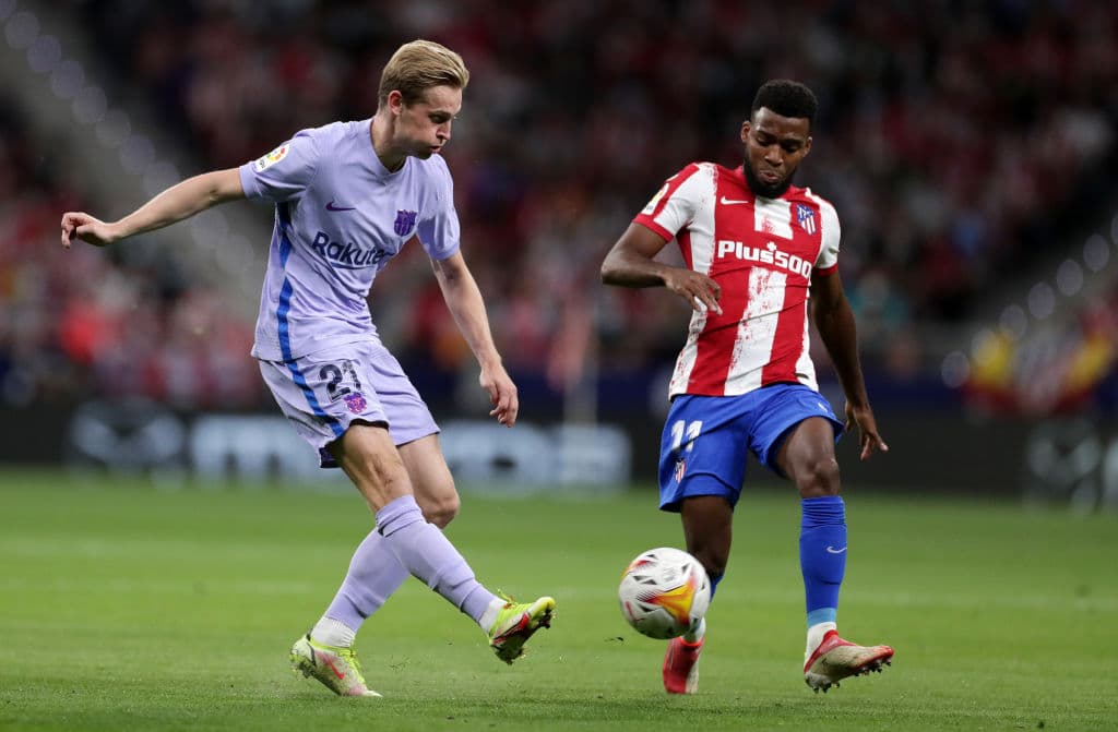 Con goles de Thomas Lemar y Luis Suárez, Atlético de Madrid vence 2-0 al Barcelona y empatan al Madrid en la cima de la tabla.