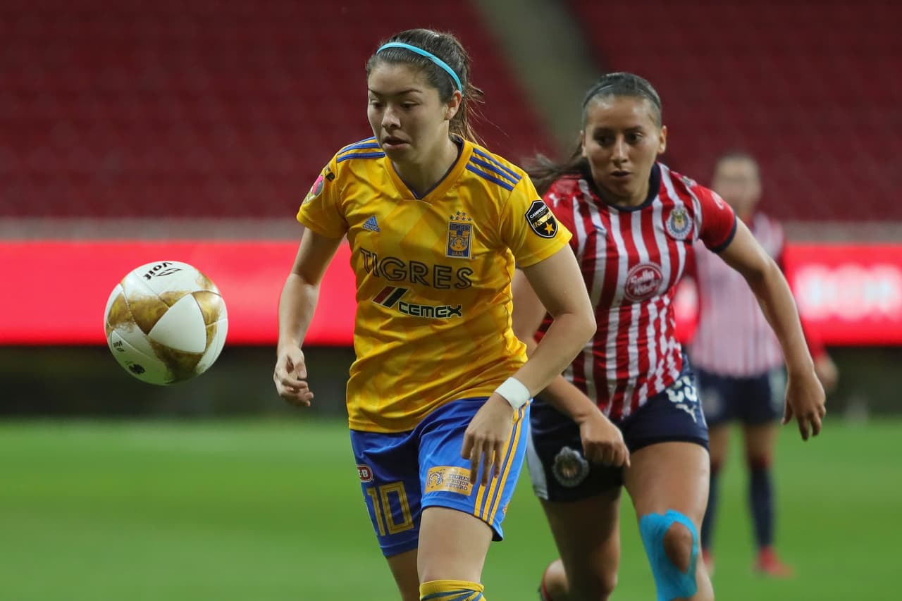 Katty Martínez (izquierda) también fue protagonista en las acciones de ataque para Tigres durante el partido.