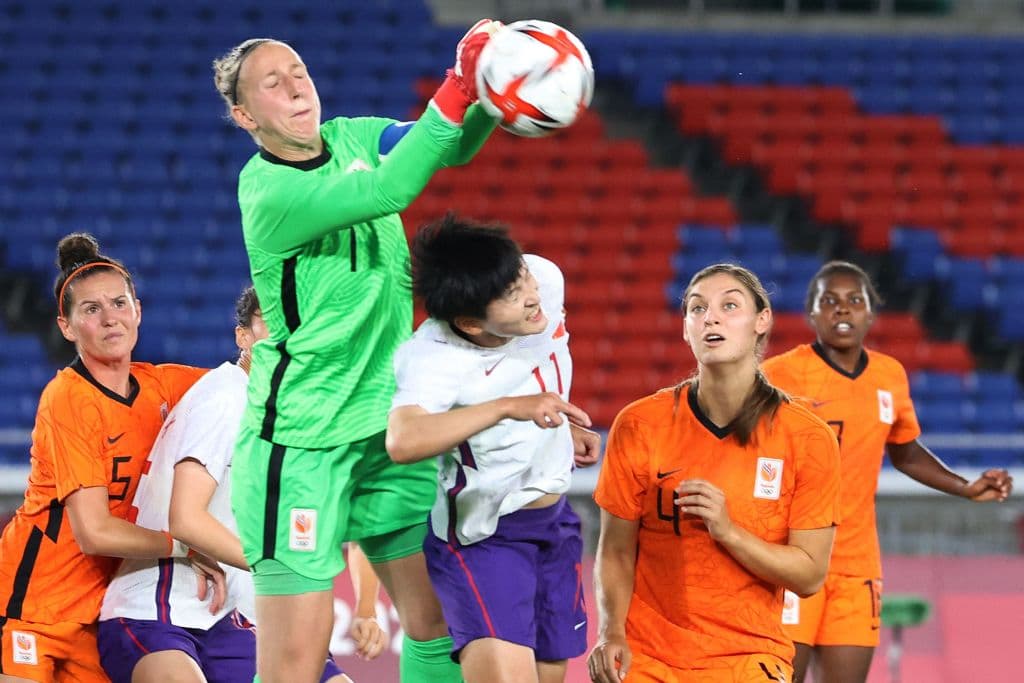 Países Bajos le propinó una goliza a China 8-2 durante la tercera Jornada en los Juegos Olímpicos. Medema, Mertens y Beerensteyl sumaron dobletes para la 'Naranja Mecánica', mientras que Pelova y van de Saden aportaron uno para la victoria y se medirán ante Estados Unidos en Cuartos de Final.