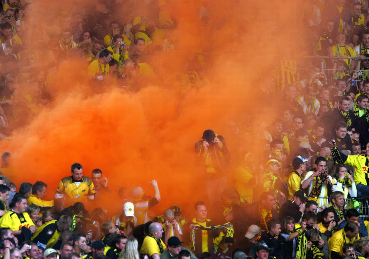 El estadio era un hervidero de emociones mientras los jugadores se fundían en un abrazo enmascarado.