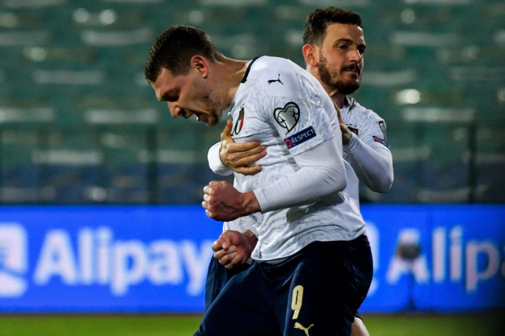 Italia se impone ante Bulgaria con dos goles. De penal, Andrea Belotti abrió el marcador para la escuadra 'Azzurri' tras un penal marcado, pero con una gran asistencia de Lorenzo Insigne, Manuel Locatelli colocó el balón en el segundo poste y lo convirtió en gol, dandole victoria a su equipo dentro del Grupo C rumbo al Mundial de Catar 2020.