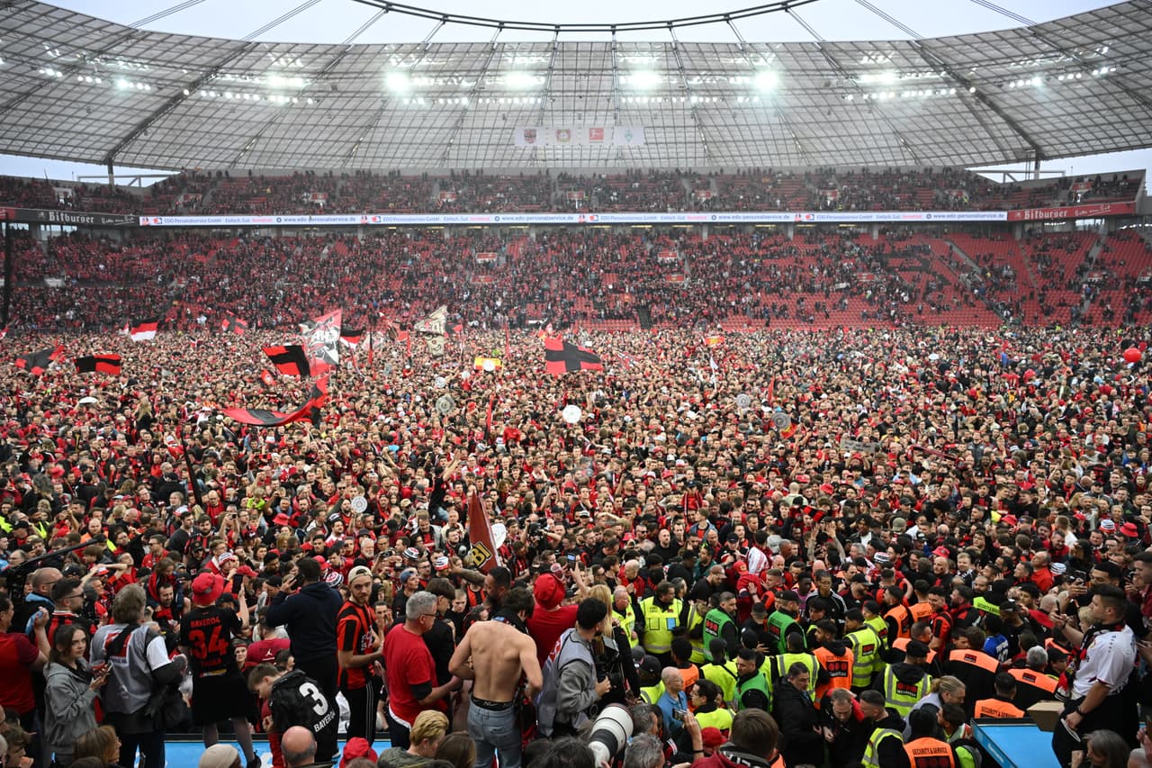 Fans del Bayer Leverkusen invaden por completo la cancha tras histórico título
