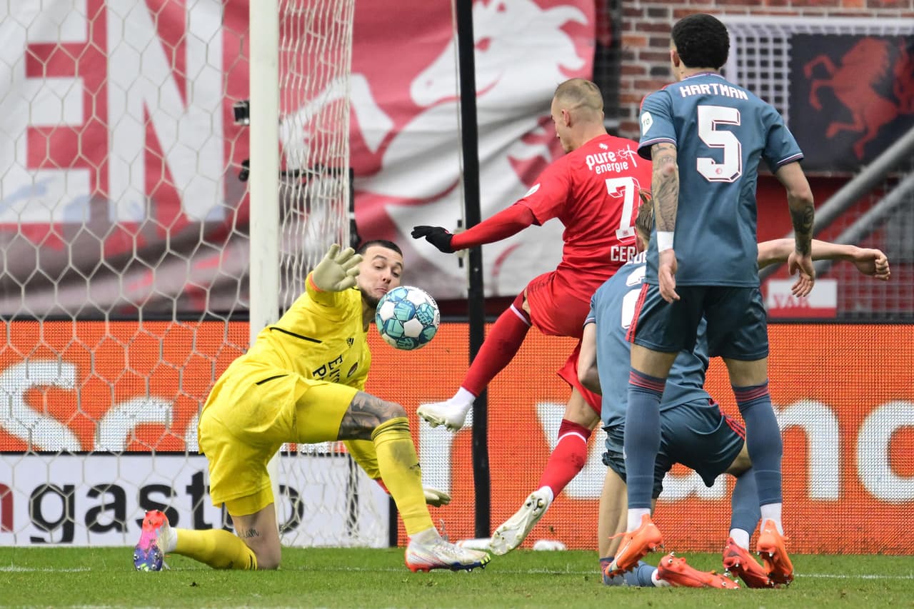 El Feyenoord empató ante el Twente con gol de Giménez, Ajax de Sánchez y Álvarez goleó al Excelsior a domicilio