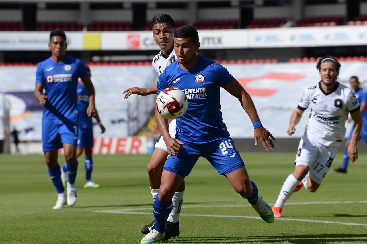 Cruz Azul arranca agresivo y desde el primer minuto comienza el ataque sobre los Gallos.
