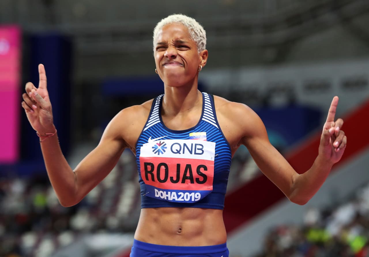 Los atletas comparten la emoción de sus logros en el mundial de atletismo en Doha.