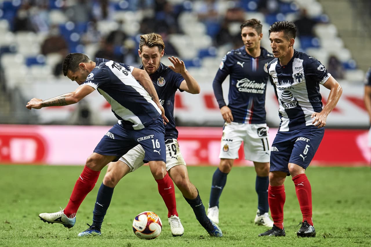 Isaac Brizuela y Alexis Vega se encargan de mantener viva la ilusión de Chivas de quedar dentro de la fiesta grande del futbol mexicano luego de vencer 1-2 a Monterrey.