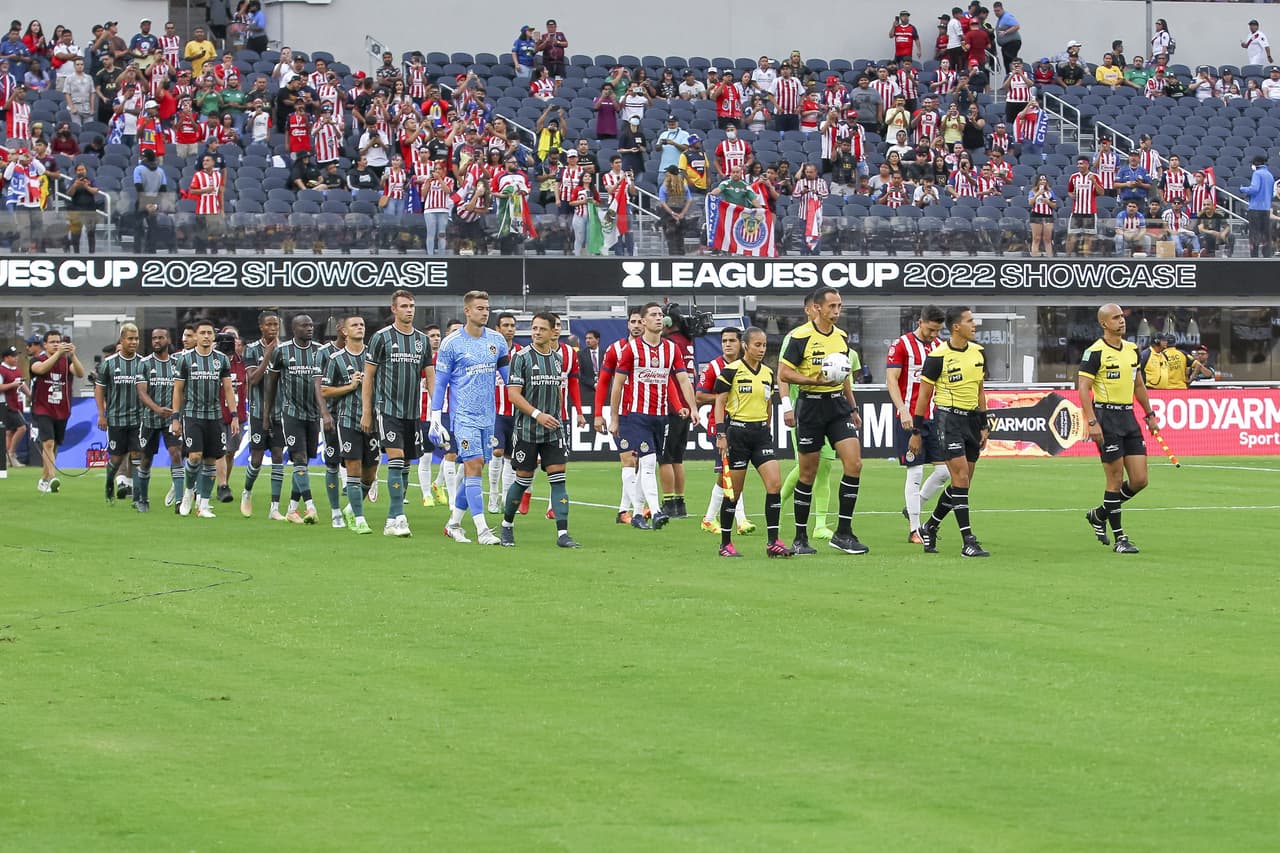 Chicharito y LA Galaxy confirmaron el mal momento de unas Chivas que siguen sin saber anotar y que otra vez se cansaron de fallar hasta que la defensa no pudo con la definición de Joveljic y un gran disparo de Pérez.