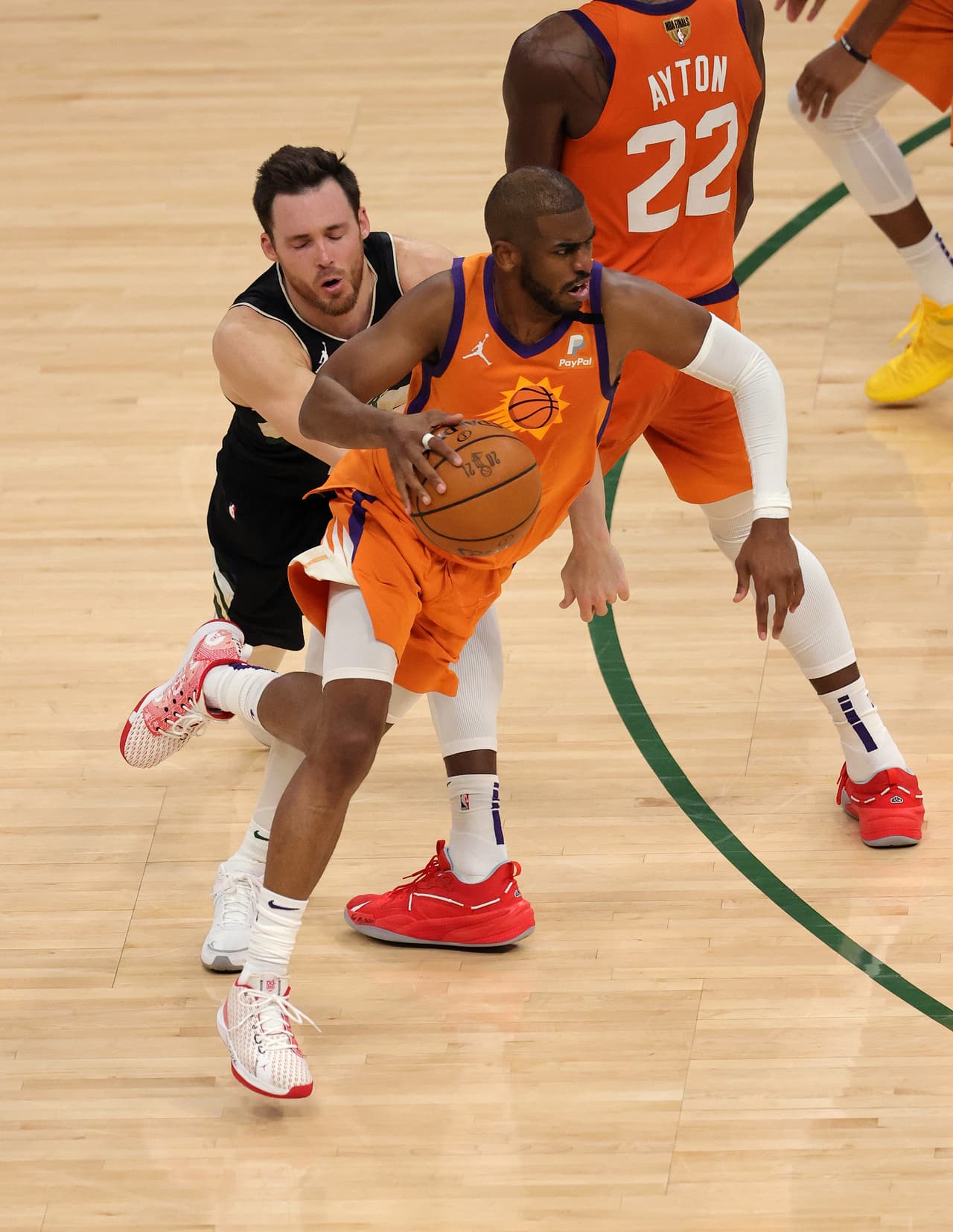 Chris Paul # 3 de los Phoenix Suns pasa a Pat Connaughton # 24 de los Milwaukee Bucks durante la primera mitad del Juego Seis de las Finales de la NBA en el Fiserv Forum el 20 de julio de 2021.