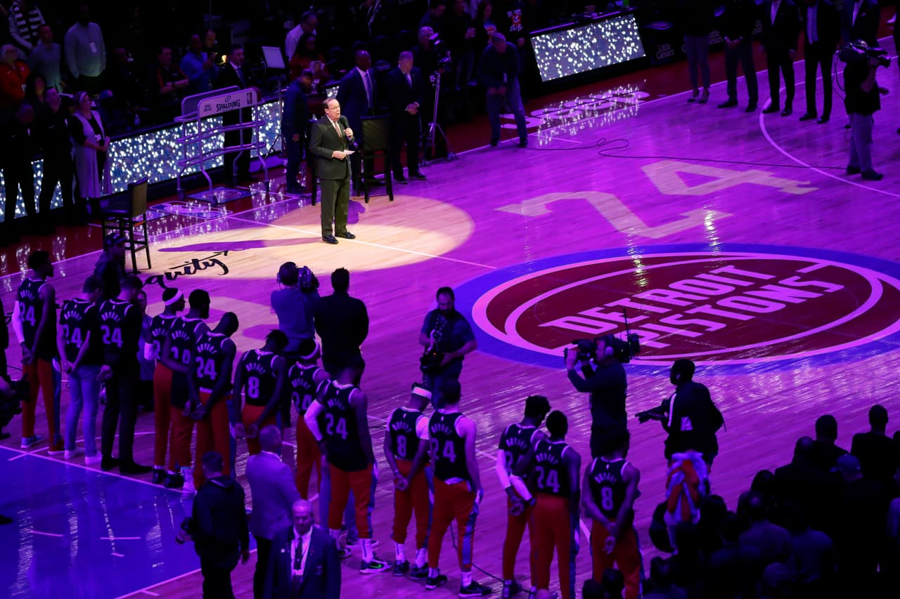 Silencio previo al encuentro de los Pistons como homenaje a Kobe Bryant.